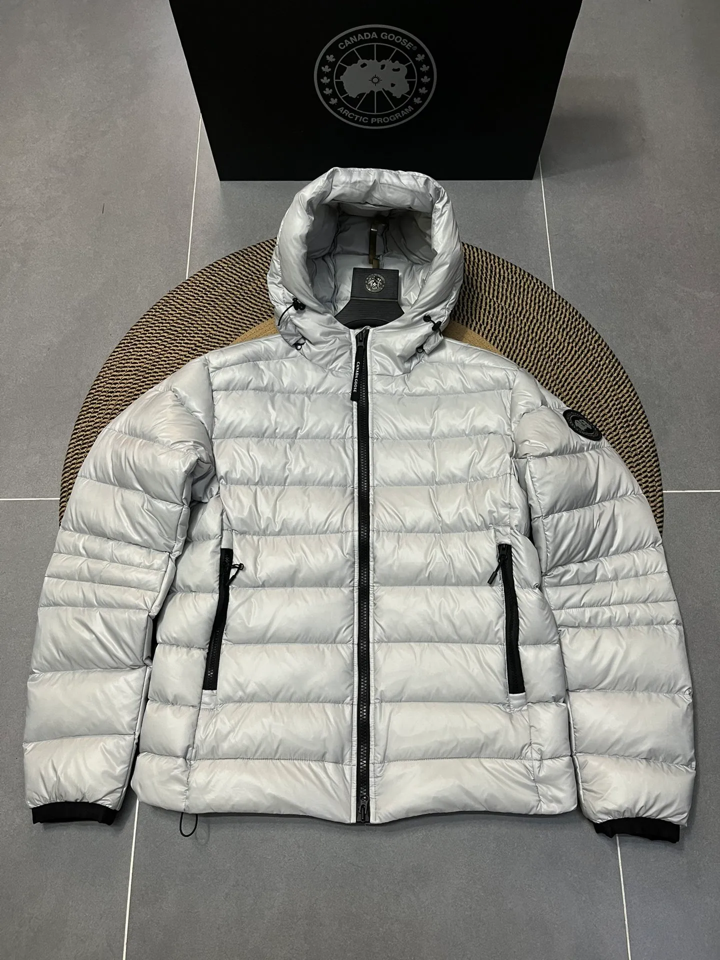 P940 Top 🔥purchase version 𝘾𝘼𝙉𝘼𝘿𝘼 𝙂𝙊𝙊𝙎𝙀/Canada Goose 2227 thin and light style. It’s super lightweight and doesn’t feel any weight on your upper body at all! Show more temperament‼  Canada Goose, a Canadian brand, has always been recognized as the warmest down jacket. Various Instagram celebrities, Internet celebrities, and celebrities often wear it for street photos. I make Canada Goose every year, but I still can’t get rid of my love for the goose. No matter how cold the winter is, there is no need to be afraid. Canada Goose is the legendary warmest down jacket and is known as a must-have for Arctic outdoor sports! The most popular down jacket in the world, celebrities are rushing to buy it, it is a must-have! Size: S-2XL Color: silver gray (red label) silver gray (black label), black (red label), black (black label), dark blue